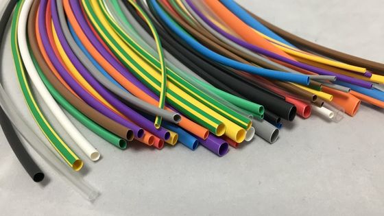 Tubes en polyolefine à double paroi adhésives revêtues d'un revêtement thermique rétrécissant